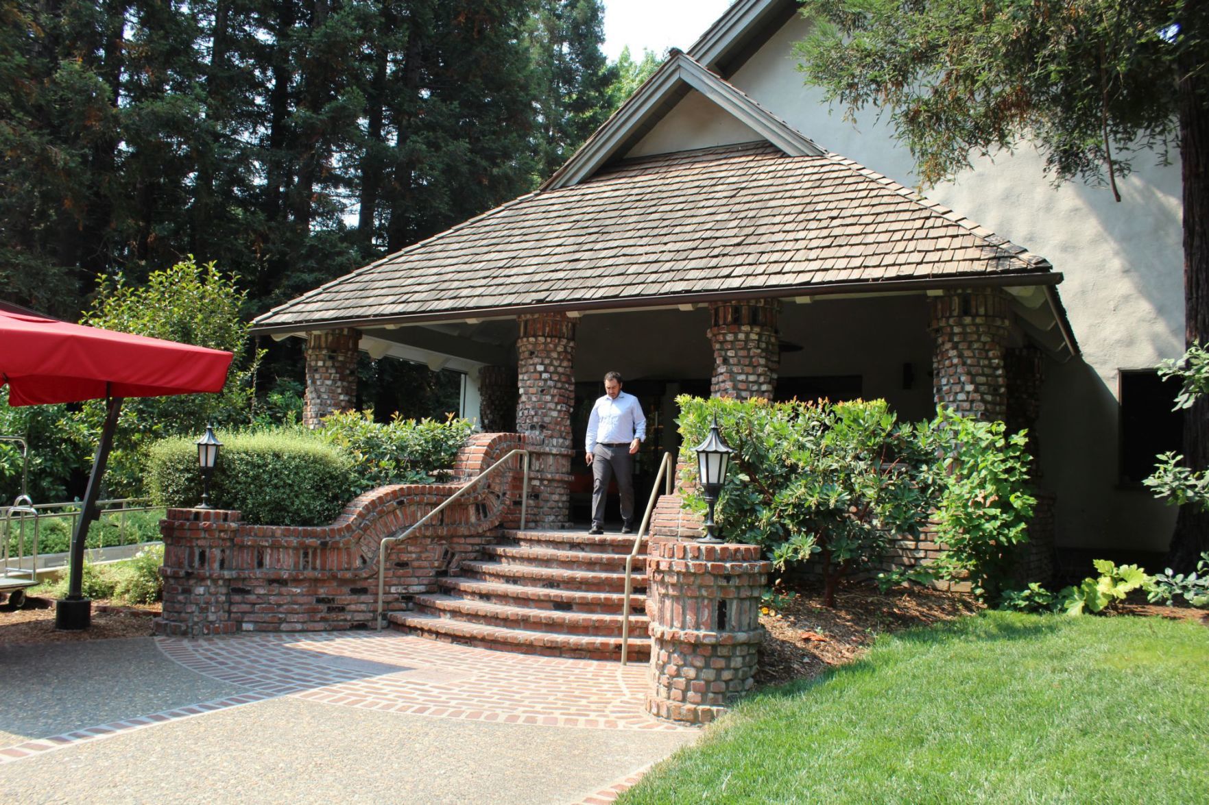 Front entrance to St. Helena's Harvest Inn